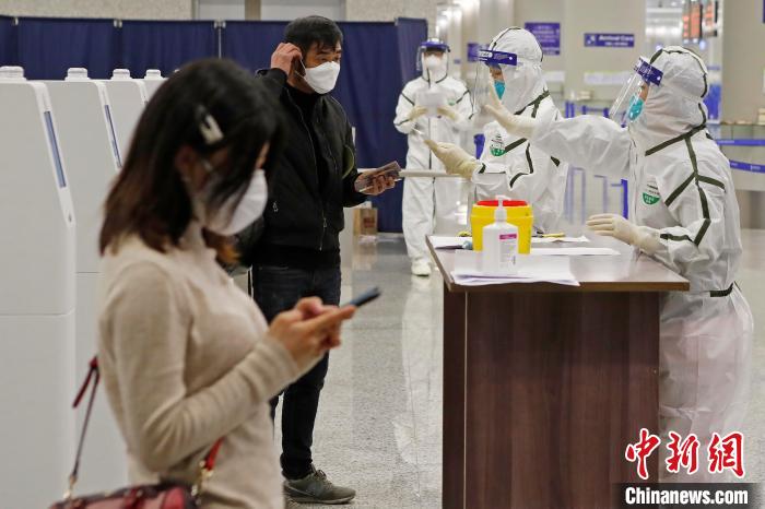 浦東機場海關人員對入境旅客信息信息核查。(資料照片) 殷立勤 攝