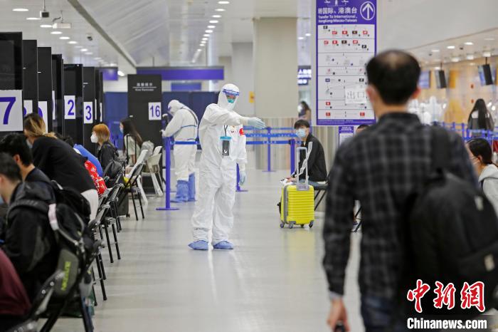 浦東機場海關人員引導入境旅客等待進行信息核查。(資料照片) 殷立勤 攝