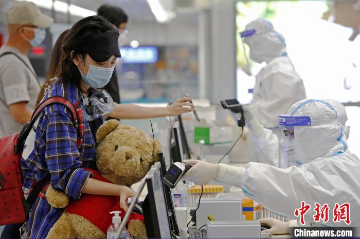 浦東機場海關人員對入境旅客信息信息核查。(資料照片) 殷立勤 攝