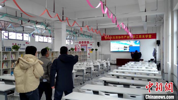 目前“周末學堂”已在臨夏州東部援建扶貧車間全面推廣。　楊伏山 攝