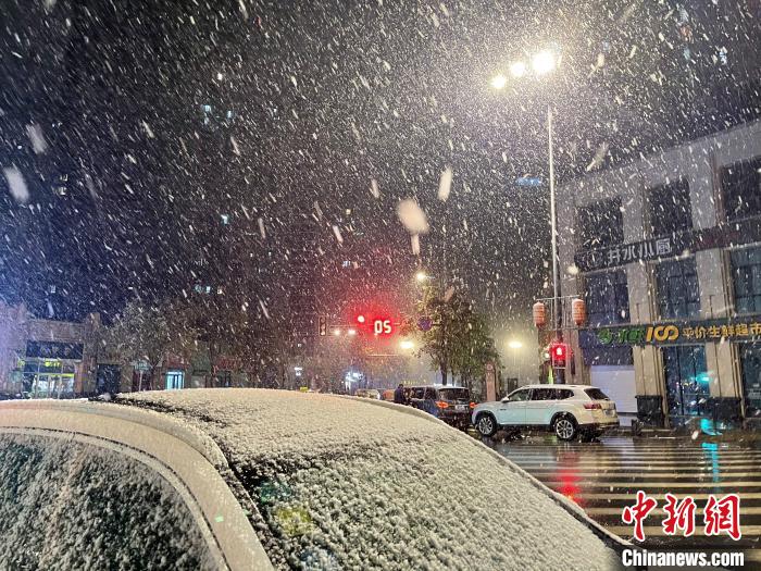 13日夜，南京迎今冬初雪?！⌒焐荷?攝