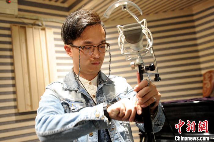 蔡鶴立在他的錄音棚工作?！埥鸫?攝
