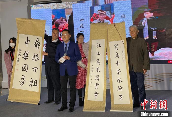 兩岸書法家展示互贈的墨寶，表達對同胞的深情和希望兩岸關系和平發(fā)展的共同心愿?！÷访?攝