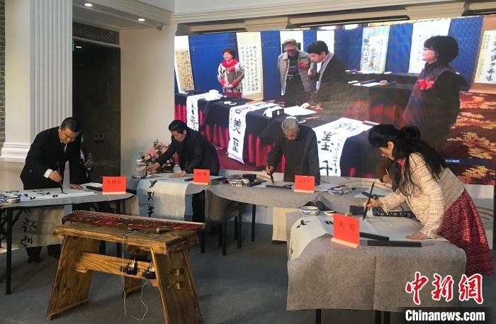 兩岸書法家分別在現場共同揮毫?！÷访?攝