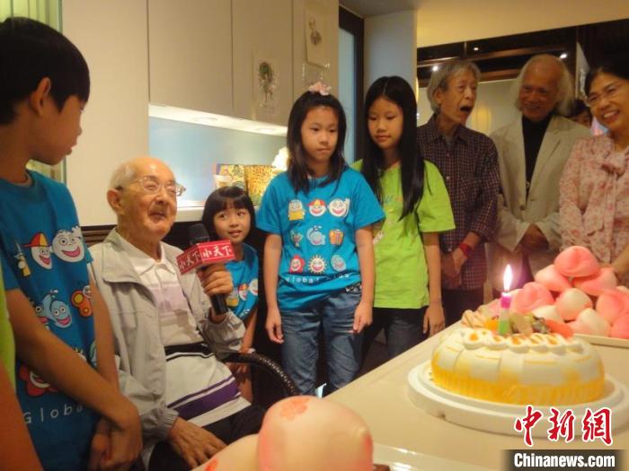 臺灣小天下出版社為94歲的林良舉辦《動物和我》新書發(fā)布會暨慶生會，文友們熱情參與。林良過生日可謂臺灣兒童文學界一大盛事?！「＝ㄉ倌陜和霭嫔绻﹫D 攝
