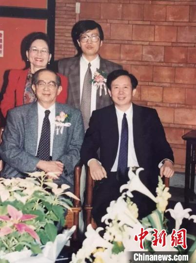1996年12月7日，海峽兩岸少年小說研討會，桂文亞、張之路、方衛(wèi)平與林良合影?！「＝ㄉ倌陜和霭嫔绻﹫D 攝