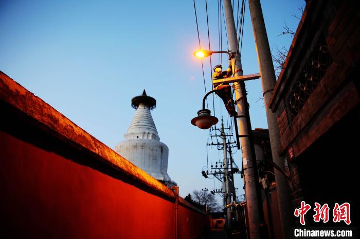 元旦前夕，北京城市照明管理中心員工檢修維護白塔寺等地區(qū)照明設(shè)施?！埑?攝