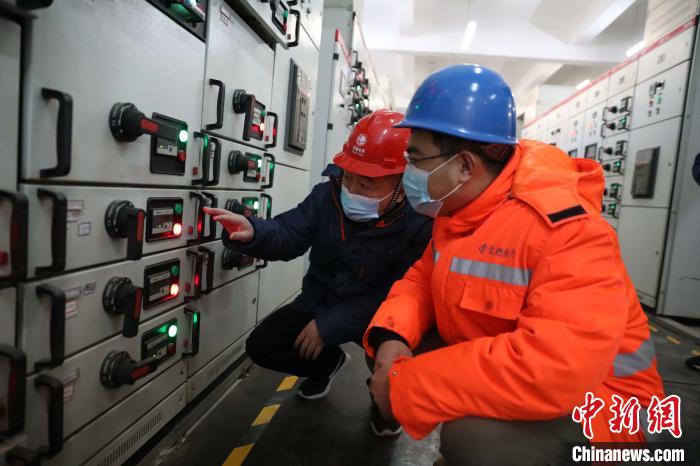 北京大興供電公司與集中供暖重要客戶建立高效聯(lián)絡(luò)機制，深入一線開展用電安全隱患排查工作?！⊥醺粡?攝