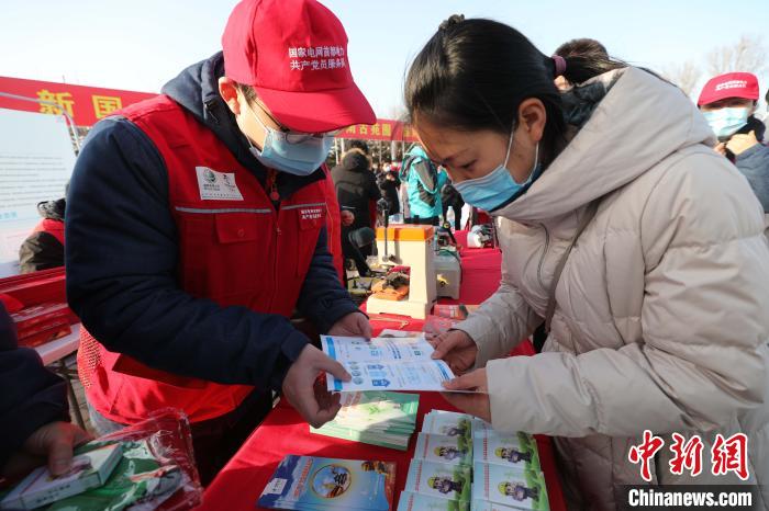 北京大興供電公司進社區(qū)宣傳“網(wǎng)上國網(wǎng)”App等線上購電舉措?！堈?攝