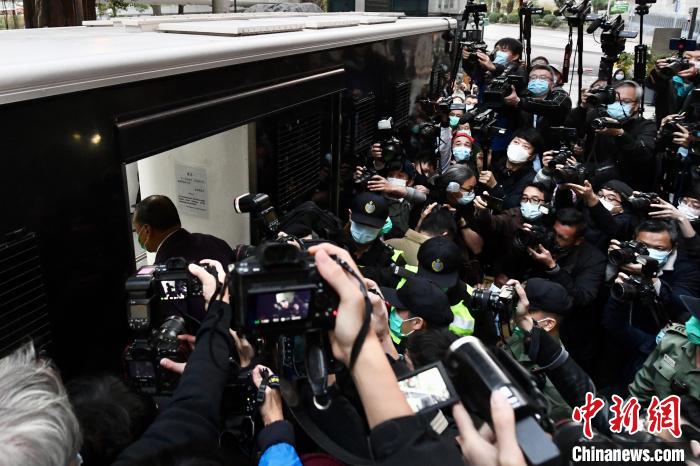12月31日下午，黎智英被押上囚車?！±钪救A 攝