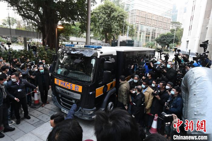 12月31日下午，黎智英被押上囚車?！±钪救A 攝