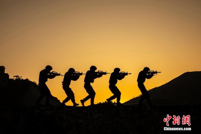 開訓即開戰(zhàn)！直擊武警特戰(zhàn)隊員實戰(zhàn)練兵