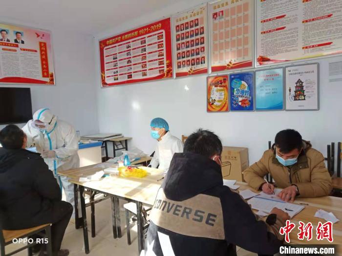邢臺(tái)市民在進(jìn)行核酸檢測(cè)?！堸i翔 攝