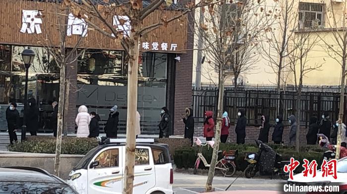 邢臺(tái)市民在排隊(duì)進(jìn)行核酸檢測(cè)?！堸i翔 攝