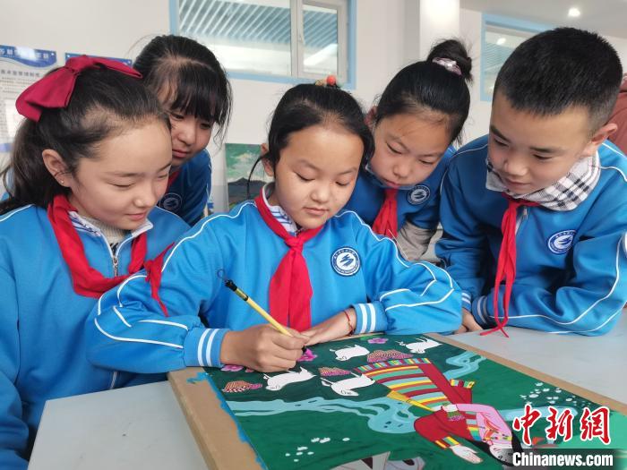 圖為西寧市陽(yáng)光小學(xué)學(xué)生創(chuàng)作農(nóng)民畫(huà)?！↑h明漢 攝
