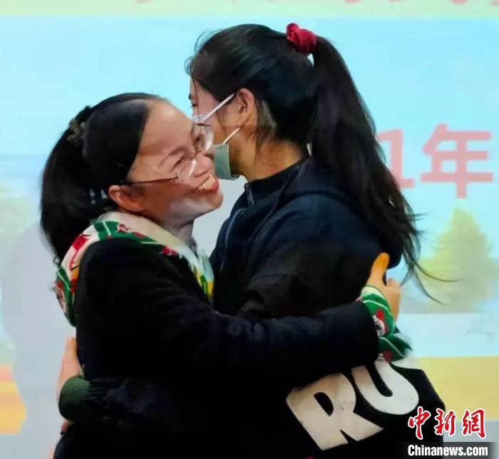 助學活動現場，捐受雙方熱情擁抱。　李奔 攝