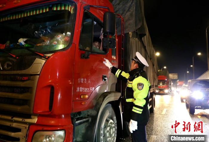圖為貴安新區(qū)交警對駕乘人員做安全提示。吳遠(yuǎn)杰 攝