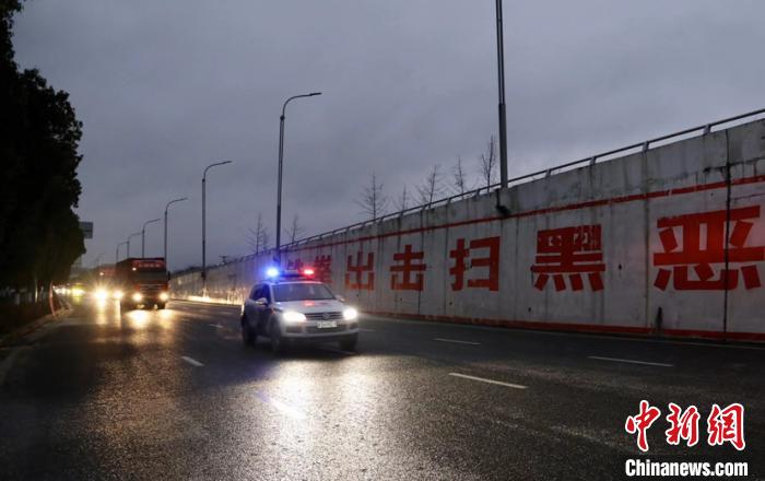 圖為貴安新區(qū)交警開道護(hù)送車輛至安全地帶。吳遠(yuǎn)杰 攝