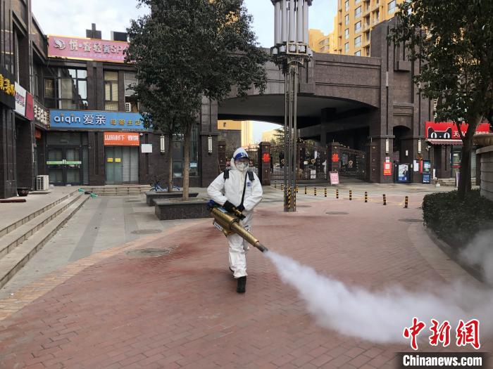 圖為藍(lán)天救援隊(duì)在譽(yù)天下社區(qū)外進(jìn)行消殺。藍(lán)天救援隊(duì)供圖