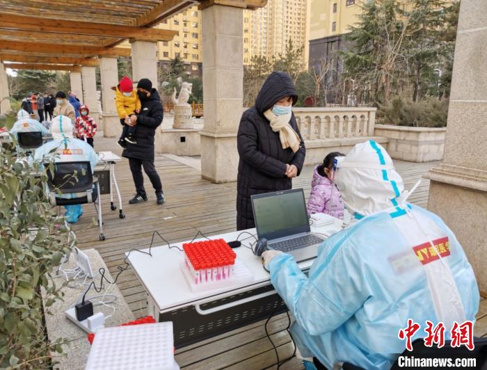 圖為譽(yù)天下社區(qū)核酸檢測(cè)現(xiàn)場(chǎng)?！∏谌A 攝