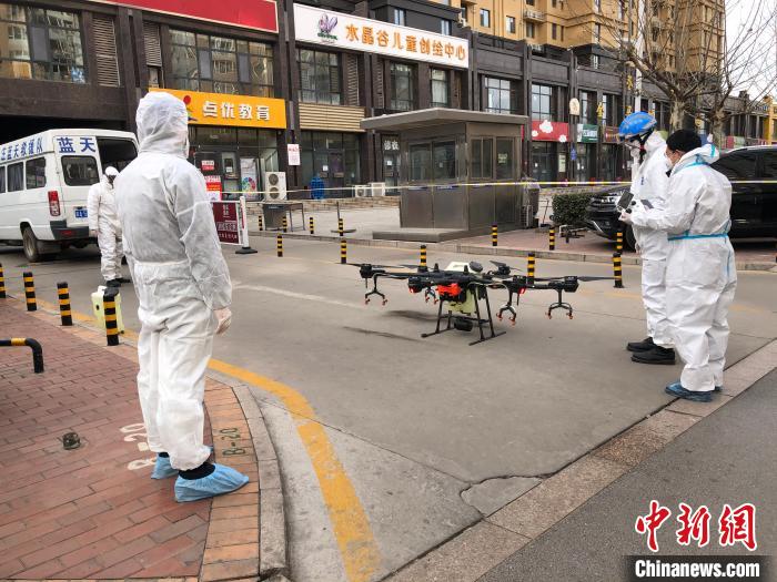 圖為藍(lán)天救援隊(duì)在譽(yù)天下社區(qū)外利用無(wú)人機(jī)進(jìn)行消殺。藍(lán)天救援隊(duì)供圖