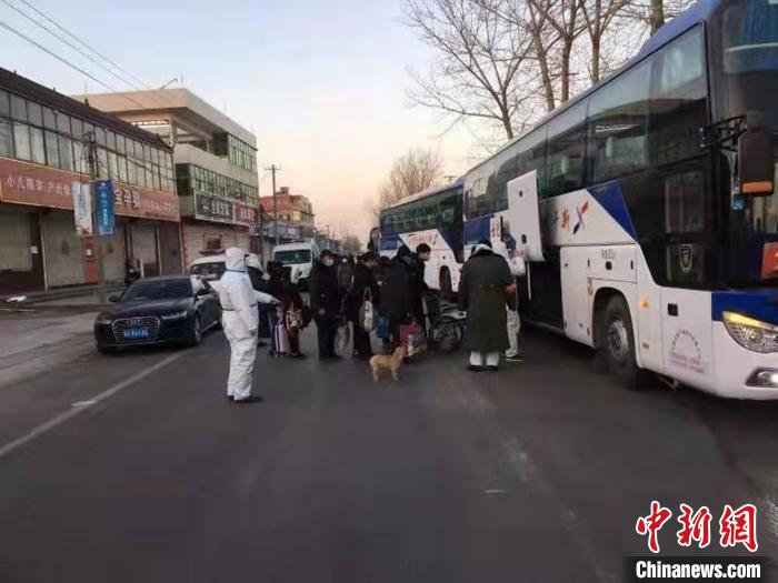 圖為小果莊村村民被轉(zhuǎn)移隔離時，警員維持秩序?！堅露Y 攝