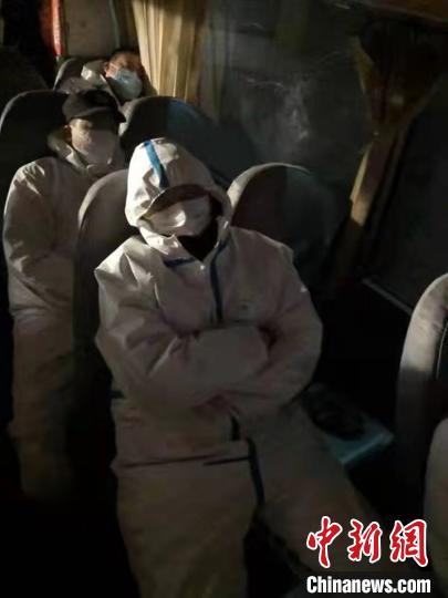 圖為藁城區(qū)增村鎮(zhèn)小果莊村疫情防控檢查站警員在車上睡覺?！堅露Y 攝