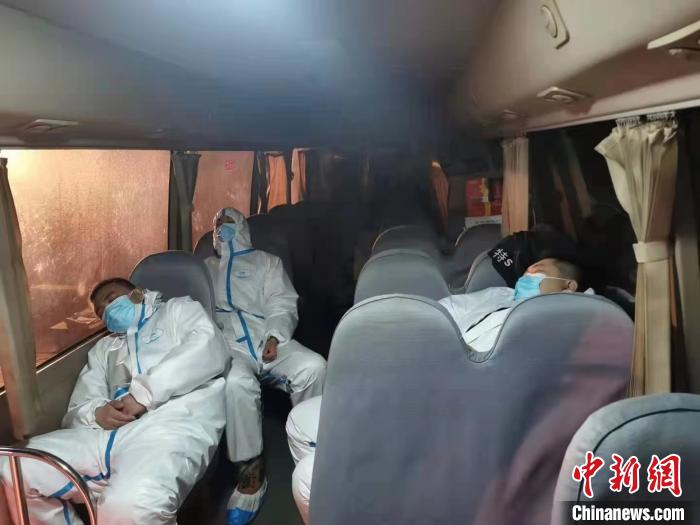 圖為藁城區(qū)增村鎮(zhèn)小果莊村疫情防控檢查站警員在車上睡覺?！堅露Y 攝