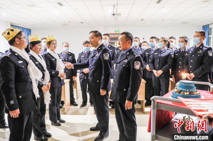 1月10日，拉薩鐵路公安處民警孫炎璽、扎西央宗、馬曉琴感受別樣的生日祝福?！↑S飛 攝