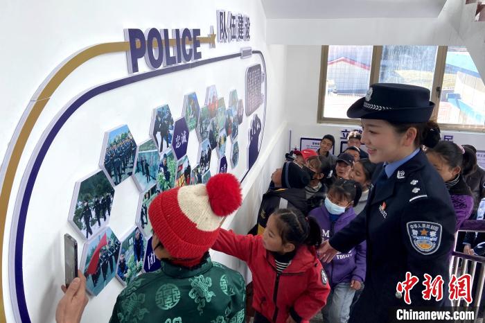 山南邊境管理支隊勒布邊境派出所舉行警營開放日活動，邀請駐地民眾進警營，了解民警工作生活。　莊冀 攝
