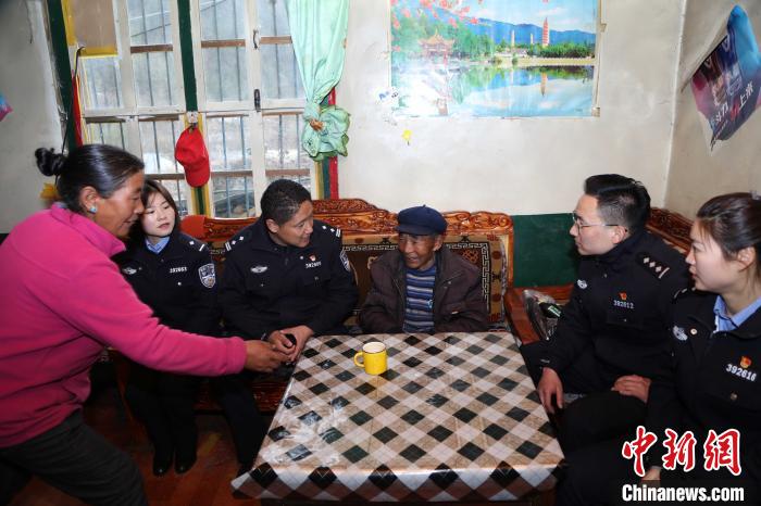 亞東出入境邊防檢查站民警走訪慰問轄區(qū)困難群眾?！堄陱?攝