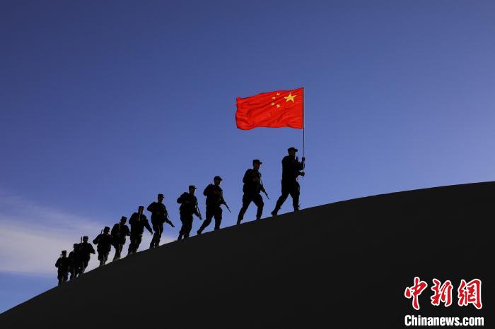 日喀則邊境管理支隊幾腳橋邊境檢查站民警在轄區(qū)開展巡邏工作。　龍小鳳 攝