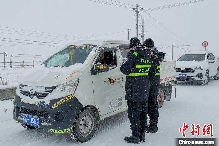 日喀則邊境管理支隊老馬泉河邊境檢查站民警頂風(fēng)冒雪執(zhí)勤檢查?！±罾?攝