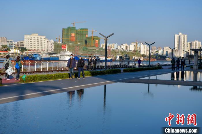 圖為市民在海口灣散步。　駱云飛 攝