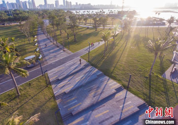 圖為航拍陽光下的?？跒呈兰o公園?！●樤骑w 攝