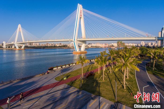 圖為航拍夕陽下的?？谑兰o大橋?！●樤骑w 攝