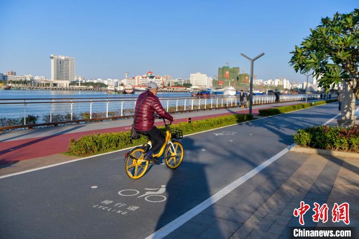 圖為市民騎行在剛剛開放不久的?？跒硶惩üこ舔T行道，享受久別的藍天陽光?！●樤骑w 攝