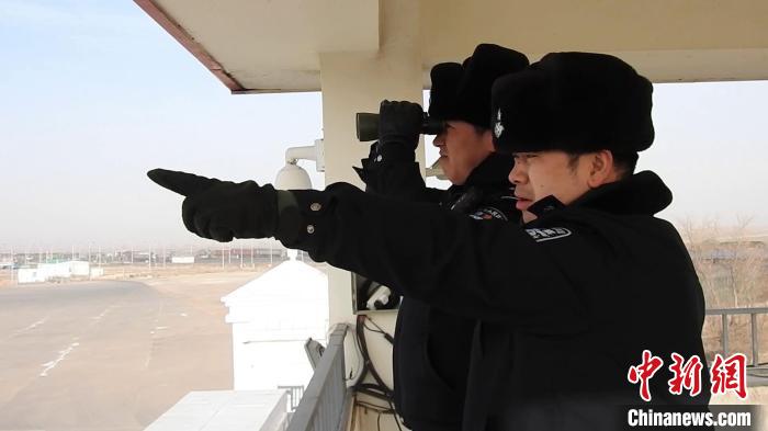 圖為甘其毛都出入境邊防檢查站民警密切關(guān)注野生黃羊和蒙古野驢動向?！●T正翔 攝