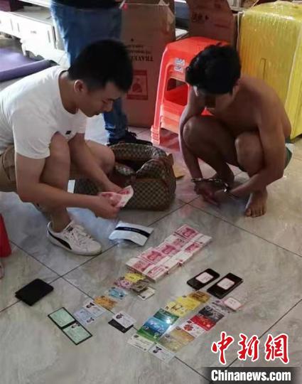 警方繳獲犯罪嫌疑人的作案工具及部分贓款?！№f崇結(jié) 攝