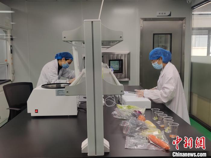 所有食材需通過農(nóng)殘檢測和微化實驗室的嚴(yán)格檢測后，方可進(jìn)入倉庫和潔凈生產(chǎn)車間。　葉秋云 攝