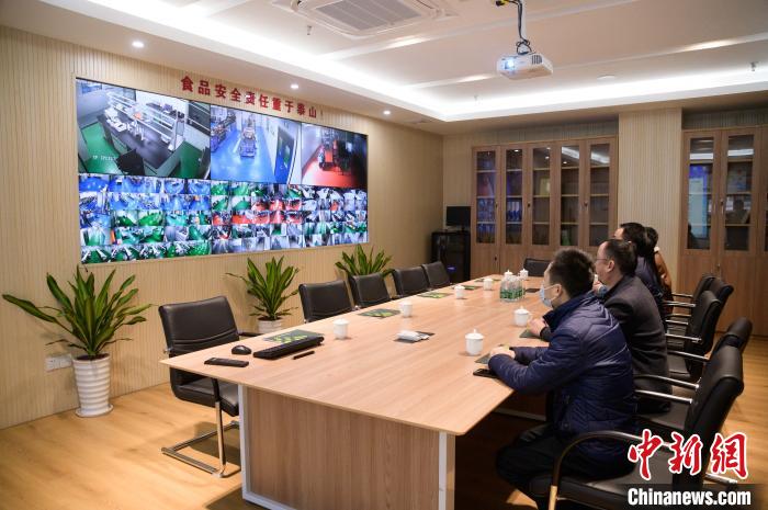 該公司建設(shè)有覆蓋整個中央廚房的智能監(jiān)控體系?！±钅宪?攝