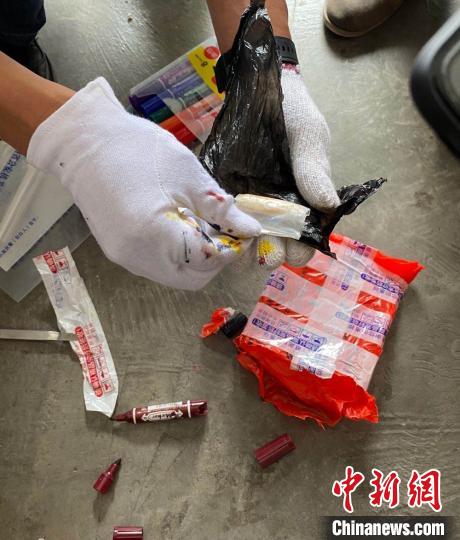 快遞中查出毒品。榮縣警方 供圖
