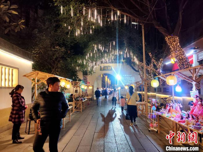 夜幕降臨，市民在福建省福州市鼓樓區(qū)西門的藏天園文化夜市散步?！∪~秋云 攝