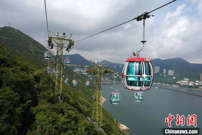 海洋公園將保留具標(biāo)志性的登山纜車和海洋列車。圖為登山纜車。　張煒 攝