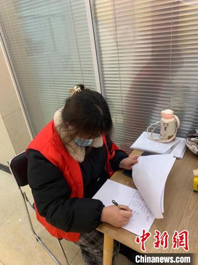 高妍在整理資料。高妍供圖
