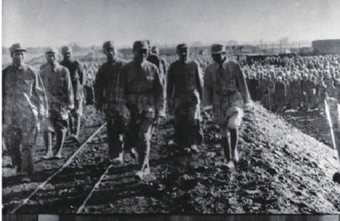 出擊隴海路戰(zhàn)役前，晉冀魯豫軍區(qū)司令員劉伯承、政委鄧小平等在檢閱部隊.jpg