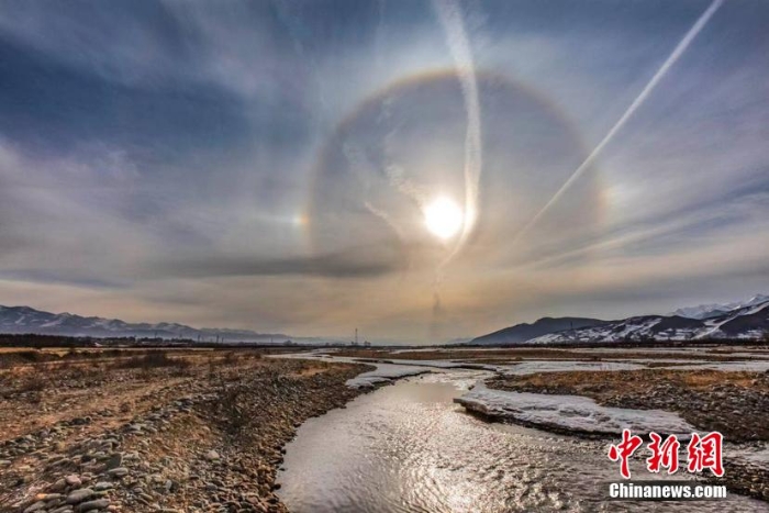 罕見！青海門源天空出現“幻日”奇觀