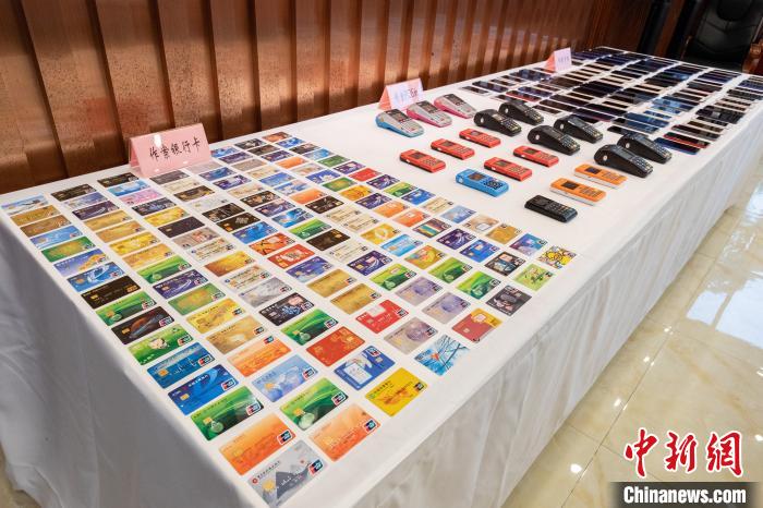 圖為警方繳獲的部分作案工具。重慶兩江新區(qū)警方供圖