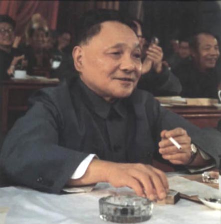 1975年，鄧小平在主持中央日常工作期間，同江青反革命集團進行針鋒相對的斗爭，召開了解決軍隊、交通、工業(yè)、農(nóng)業(yè)、科技等方面問題的一系列重要會議，著手進行全面整頓，全國形勢明顯好轉(zhuǎn)。.jpg