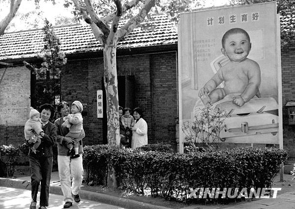 上?；瘜W(xué)纖維廠女工帶著自己的孩子在廠保健站檢查身體（1981年2月攝）。新華社發(fā).jpg